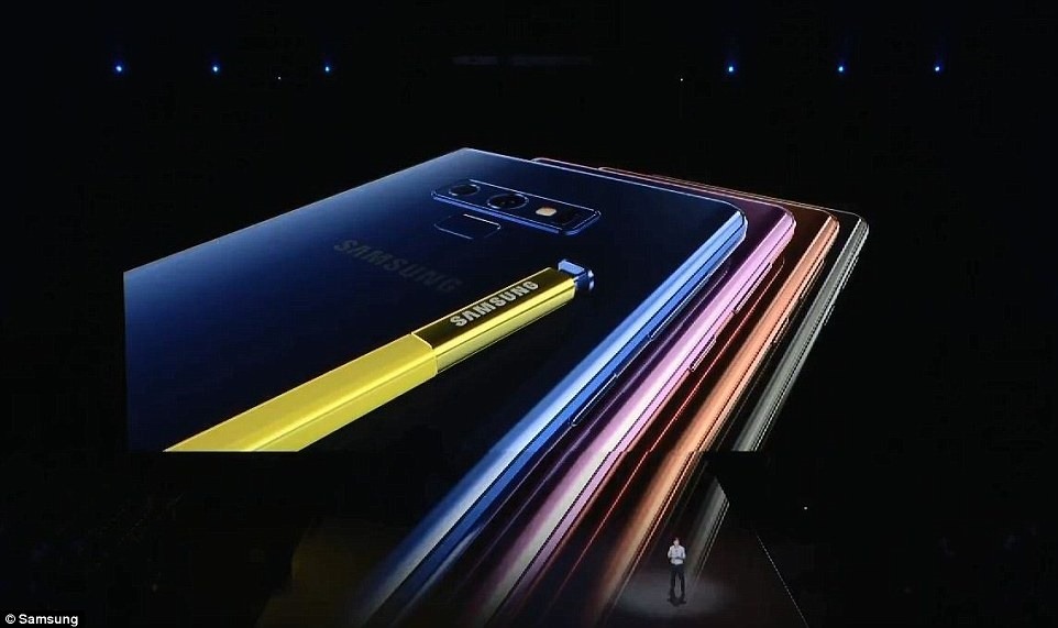 رونمایی از نوت ۹ سامسونگ / عکس 10 18 8 10 137254EF6A0AC00000578 6043253 The firm claims this phone will raise the bar for speed and powe a 54 1533832875682