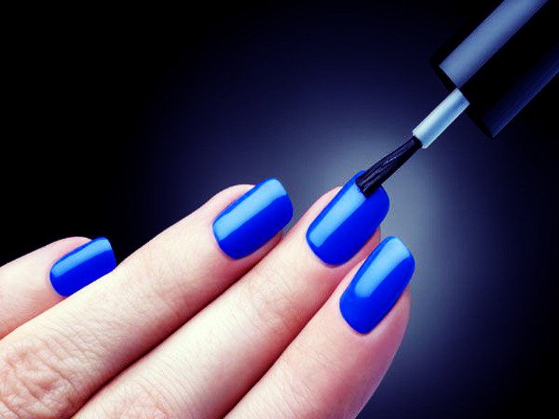 چگونه لاکی که می زنیم مدت زمان بیشتری دوام بیاورد؟ 12 Keep Nail Polish Longer4 Banooyeshahr 1