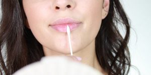 چگونه با آرایش لبهایی برجسته و حجیم داشته باشیم؟ 8 Make Lips Look Fuller 1