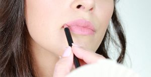 چگونه با آرایش لبهایی برجسته و حجیم داشته باشیم؟ 9 Make Lips Look Fuller 2