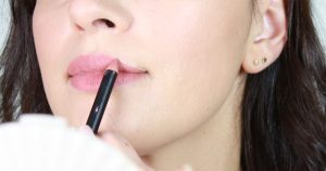 چگونه با آرایش لبهایی برجسته و حجیم داشته باشیم؟ 10 Make Lips Look Fuller 3