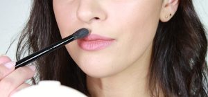 چگونه با آرایش لبهایی برجسته و حجیم داشته باشیم؟ 12 Make Lips Look Fuller 5