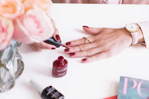 فواید استفاده از لاک چیست و چرا باید ناخنهای خود را لاک بزنیم؟ 11 cover NailProblems