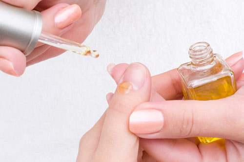 فواید استفاده از لاک چیست و چرا باید ناخنهای خود را لاک بزنیم؟ 9 cuticleoil