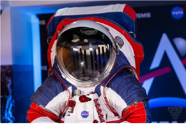 ناسا از لباس فضانوردان خود در ماموریت ماه در سال ۲۰۲۴ رونمایی کرد