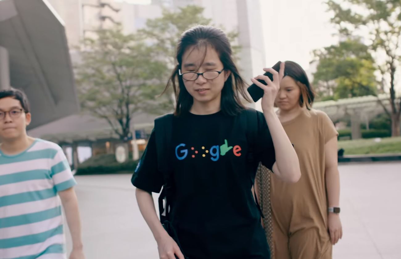 گوگل مپس راهنمایی صوتی را برای کمک به افراد نابینا به منظور مسیریابی ارائه می‌دهد