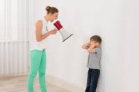۵ اشتباهی که والدین در برخورد با کودک مرتکب میشوند