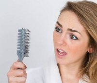 ۶ دلیل عمده ریزش مو در خانمها + درمان