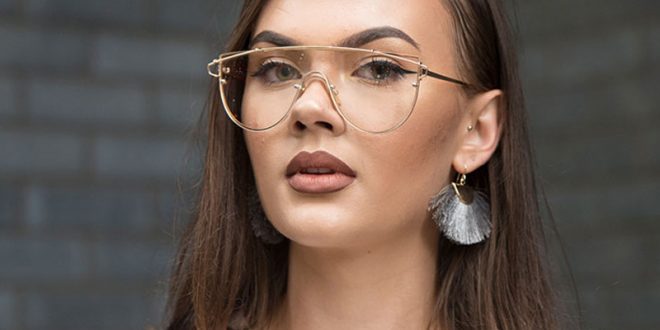 چه کنیم آرایش چشم زیر عینک زیباتر جلوه کند؟