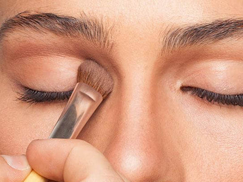 چه کنیم آرایش چشم زیر عینک زیباتر جلوه کند؟ 9 makeup shine under glasses3 medium banooyeshahr