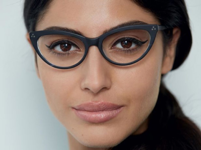 چه کنیم آرایش چشم زیر عینک زیباتر جلوه کند؟ 11 makeup shine under glasses4 medium banooyeshahr