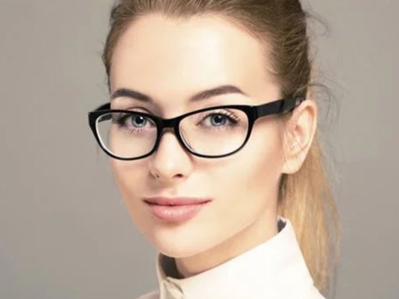 چه کنیم آرایش چشم زیر عینک زیباتر جلوه کند؟ 12 makeup shine under glasses6 medium banooyeshahr